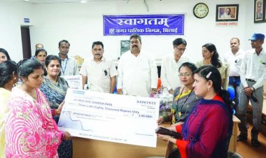 व्यवसाय में बढ़ोतरी के लिए महापौर नीरज पाल ने स्व सहायता समूह की महिलाओं को दिया लाखों का चेक