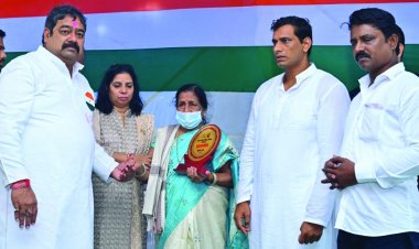 महापौर नीरज पाल ने निगम मुख्यालय में व शहीद उद्यान में विधायक देवेंद्र यादव ने किया ध्वजारोहण