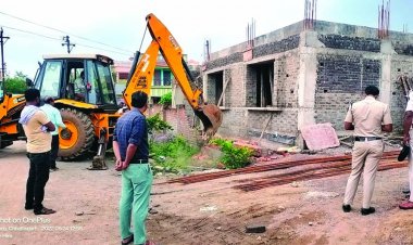 रिसाली में बिना अनुज्ञा के भवन निर्माण पर निगम का चला बुलडोजर, नोटिस के बाद भी निर्माण कार्य चालू था