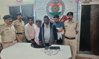 जुआ फड़ में पुलिस की रेड, 50 हजार रुपए के साथ 4 गिरफ्तार
