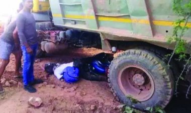 काम पर जा रहे युवकों को हाईवा ने कुचला, एक की मौत एक घायल