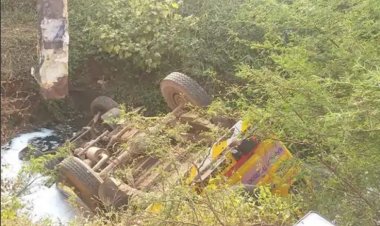 KPS स्कूल की बस पलटने से कंडक्टर की मौत, चालक अस्पताल में भर्ती