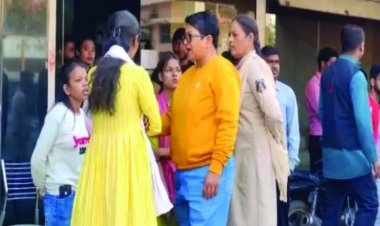 प्रेमीका को छोड़ किसी और से सगाई के दौरान पेट्रोल लेकर पहुंची युवती, हंगामे के बाद पहुंची पुलिस