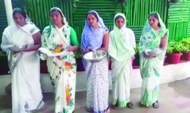 मंत्री चौबे के बंगले के बाहर विधवा महिलाओं ने मांगी नौकरी की भीख