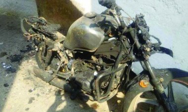 दुर्ग में असमाजिक तत्वों ने फूंक दी पुलिस कर्मी की बाइक