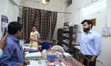 दुर्ग तहसील का औचक निरीक्षण कर कलेक्टर ने 2 रीडर किया निलंबित, नायब तहसीलदारों को भी नोटिस जारी