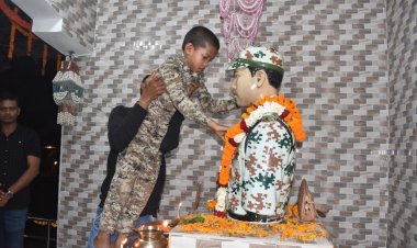 अमर शहीद कनेर सिंह उसेण्डी की पुण्यतिथि पर पुत्र सहित नारायणपुर पुलिस ने दी श्रद्धांजलि