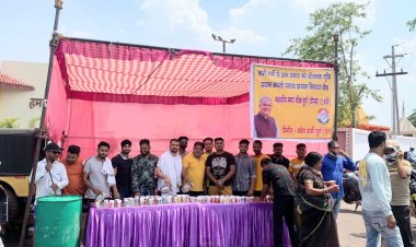 भूपेश बघेल आर्मी ने किया शरबत का वितरण