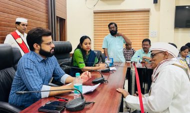 वार्डवासियों ने नाली निर्माण कराने कलेक्टर को सौंपा आवेदन