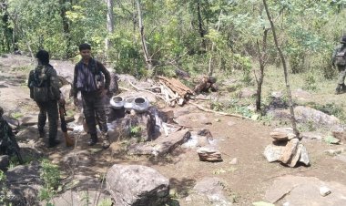 पुलिस ने किया नक्सल कैम्प ध्वस्त, दैनिक उपयोगी एवं आईईडी के स्प्लिंटर बरामद, 2 माओवादी गिरफ्तार