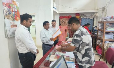 संभागायुक्त श्री कावरे ने सुबह 10 बजे दी डोंगरगढ़ के कार्यालयों में दबिश, अनुपस्थित कर्मचारियों को थमाया नोटिस