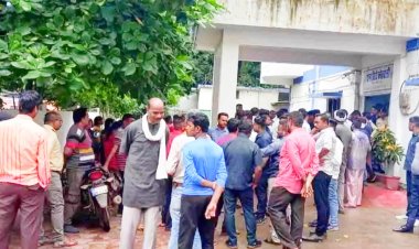 खुले में पेशाब करते मना करने पर निगम कर्मचारियों को लाठी डंडे से पीट किया घायल, आक्रोशित कर्मियों ने किया सिटी कोतवाली का घेराव