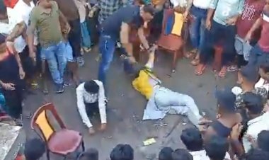 प्रेमी जोड़े को बीच बाजार में दबंगईयों ने बेरहमी से पीटा, देखें रूह कपाने वाली वीडियो