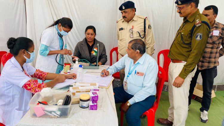 स्पर्श हाॅस्पिटल की टीम ने वाहन चालकों का किया निःशुल्क स्वास्थ्य परीक्षण,  बीपी और शुगर से पीड़ित निकले 60% लोग