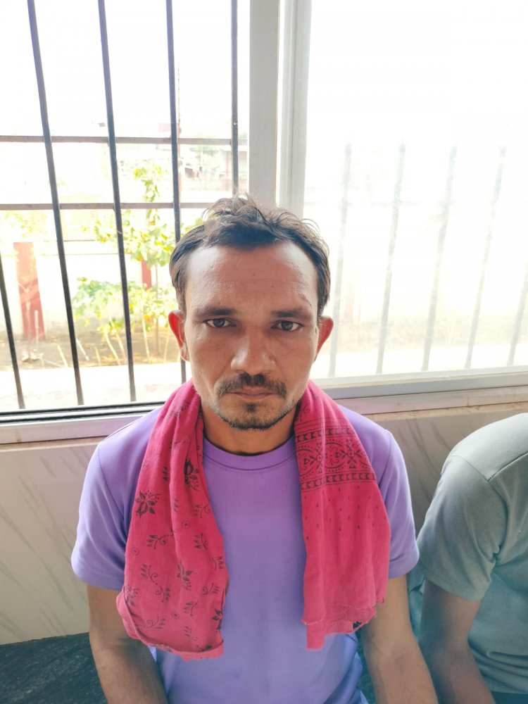 युवक के सिर पर सब्बल से किया हमला, मरा हुआ समझकर घायल को फेंक दिया रेल पटरी पर, आरोपी गिरफ्तार