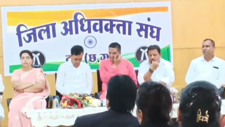 अधिवक्ताओं ने किया विधायक रिकेश सेन का सम्मान