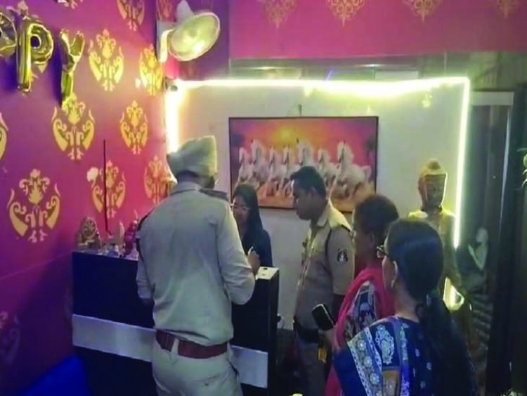 भिलाई के इन स्पा सेंटर्स पर देर रात पुलिस का छापा, 10 महिलाएं सहित 13 लोग हिरासत में