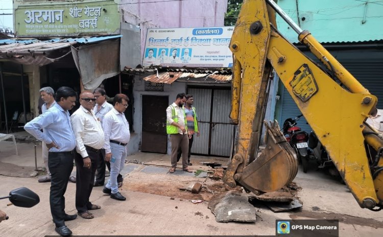 नाली के ऊपर किए गए अवैध अतिक्रमण को निगम ने हटाया