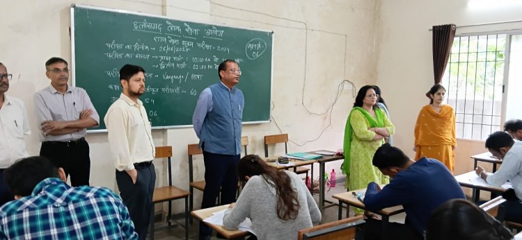 दुर्ग कलेक्टर और लोक सेवा आयोग के सदस्य श्री वर्मा ने किया पीएससी परीक्षा केन्द्र का निरीक्षण