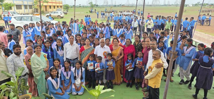 विधायक डोमनलाल कोर्सेवाड़ा ने नवप्रवेशी विद्यार्थियों को किए पुस्तक और गणवेश का वितरण