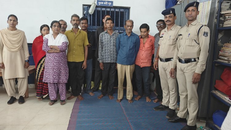 दो जुए की फड़ में दुर्ग पुलिस की रेड, 18430 रुपए के साथ 13 जुआरी गिरफ्तार