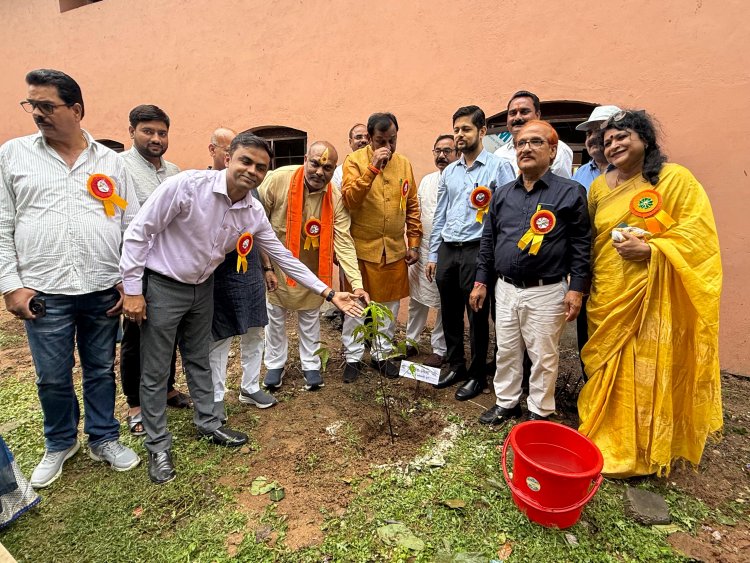 झाड़ूराम देवांगन शासकीय विद्यालय परिसर में पौधरोपण कर दिए पर्यावरण संरक्षण का संदेश