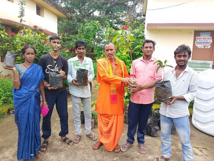 ग्राम निकुम में गुरु पूर्णिमा पर अनूठी पहल: मां और गुरुओं के नाम लगाए पौधे
