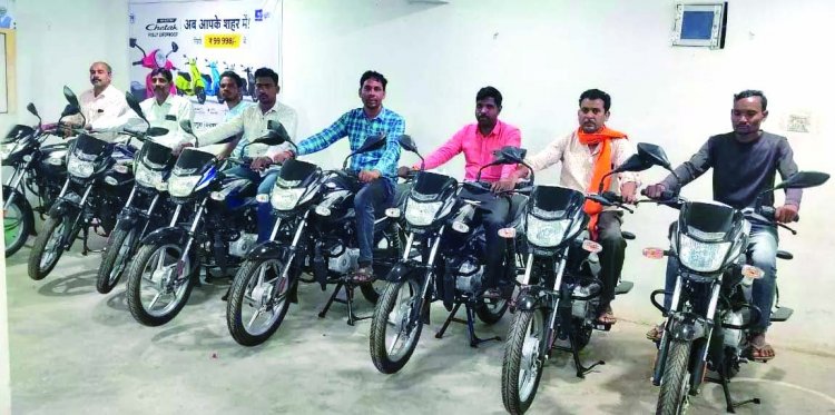 उप सरपंच पद के लिए 'मोटरसाइकिल सौदेबाज़ी', 9 पंचों को दी गई प्लेटिना बाइक – न्याय प्रक्रिया में देरी से बढ़ा विवाद