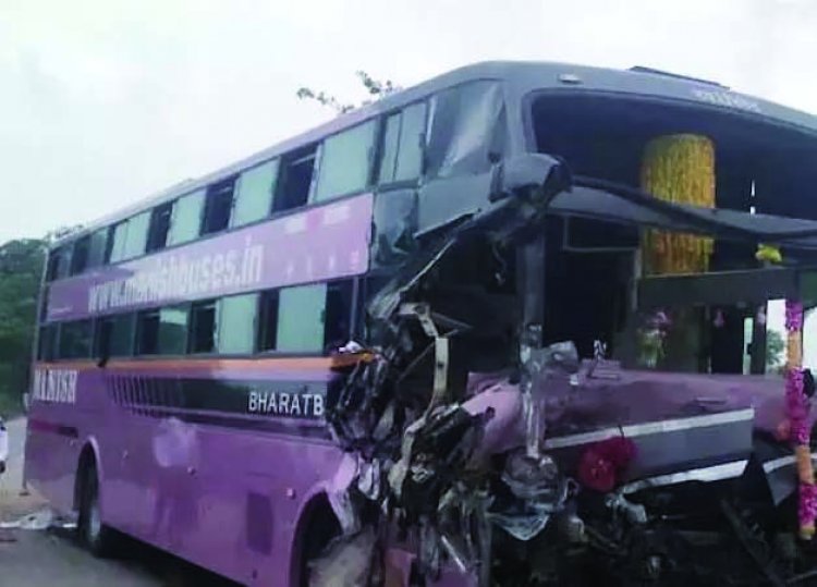 मनीष ट्रेवल्स की बस खड़े ट्रक से टकराई, ड्राइवर और महिला हेल्पर की मौत, 30 यात्री बाल-बाल बचे