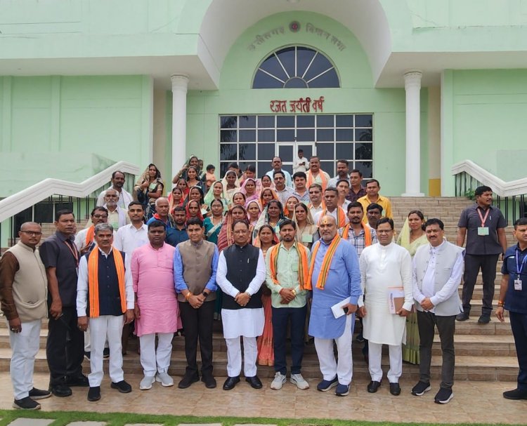 विधायक ललित चंद्राकर के नेतृत्व में सरपंच-पंचों का विधानसभा दौरा, लोकतंत्र को करीब से देखा