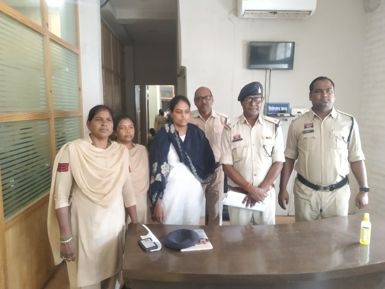 फर्जी दस्तावेज और झूठे वादे, ग्रामीणों से नौकरी के नाम पर लूट, महिला आरोपी गिरफ्तार