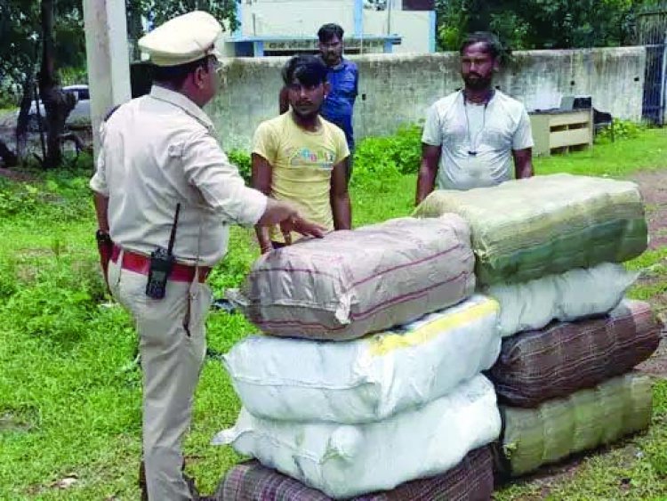 स्पंज आयरन के पीछे छिपा था 215 किलो गांजा, ट्रक ड्राइवर और खलासी गिरफ्तार, दुर्ग से होकर निकला था ट्रक
