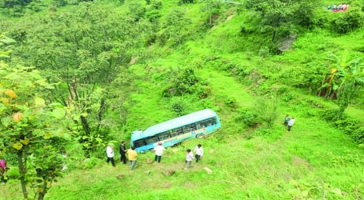 खाई में गिरी बस, 3 महिला सहित पांच लोगों की मौत, कई यात्री घायल