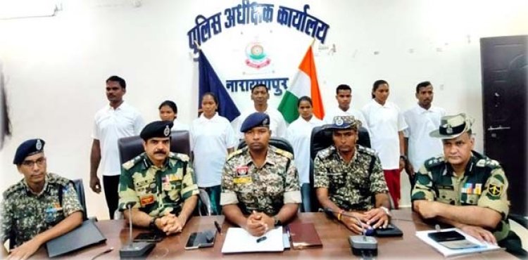 33 लाख के इनामी 8 माओवादियों ने किया आत्मसमर्पण, अब दुनिया को शांति का पाठ पढ़ाना चाहते हैं