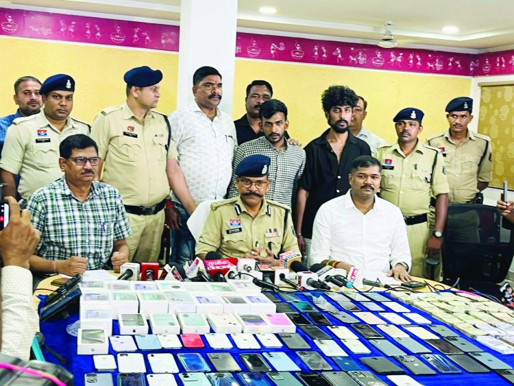 मोबाइल दुकान में 21 लाख की चोरी, ट्रेन से फरार होते पकड़े गए चार शातिर चोर, दो नाबालिग सहित 4 गिरफ्तार, 87 मोबाइल बरामद