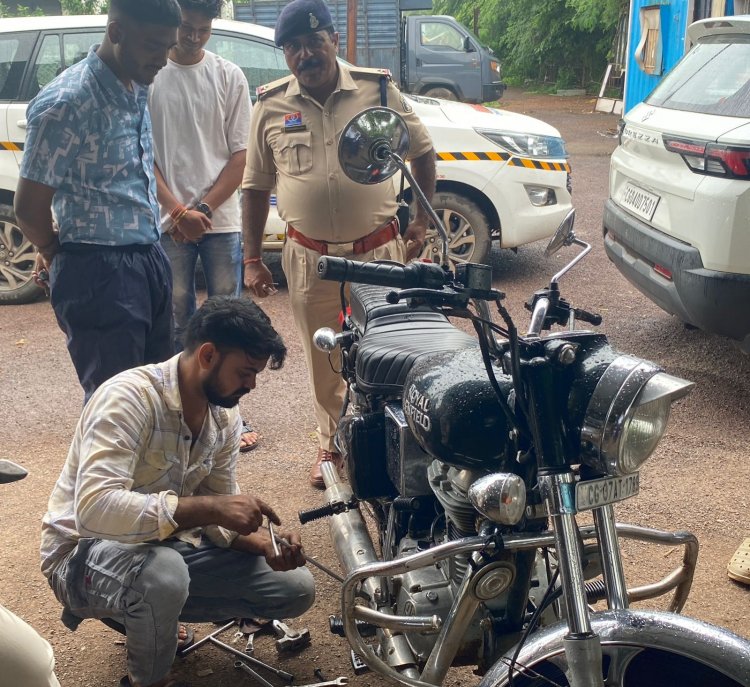 तेज़ आवाज़ में दौड़ रही बुलेट पर कार्रवाई: मॉडिफाइड साइलेंसर जब्त, 5,000 रुपये का चालान