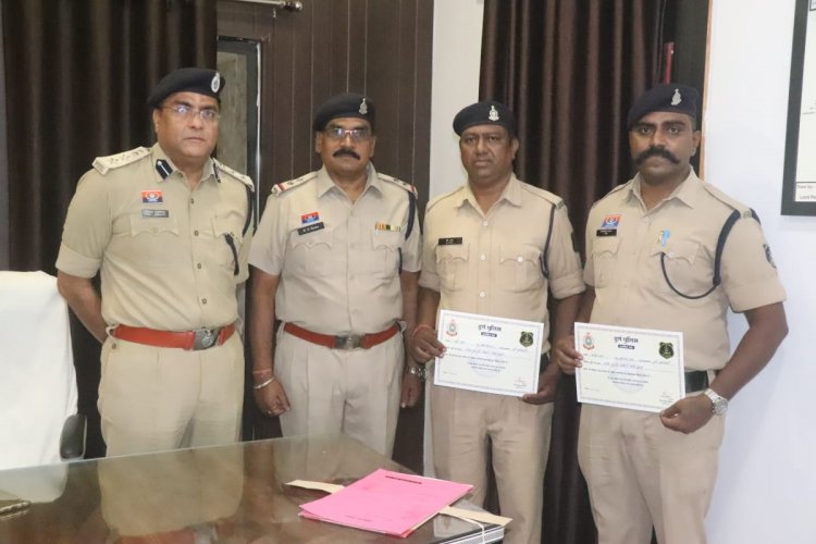 112 की तत्परता ने बचाई महिला की जान: दुर्ग पुलिस के तीन जवान हुए सम्मानित