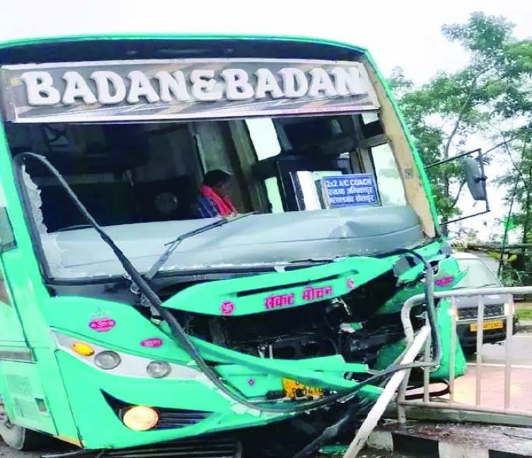 भीषण बस हादसा, नींद की झपकी से खंभे और डिवाइडर से टकराई बस, बाल-बाल बचे यात्री