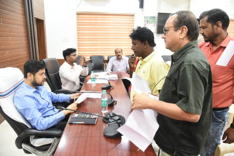 धान बेचने में आ रही परेशानी, जनदर्शन में किसानों ने लगाई गुहार