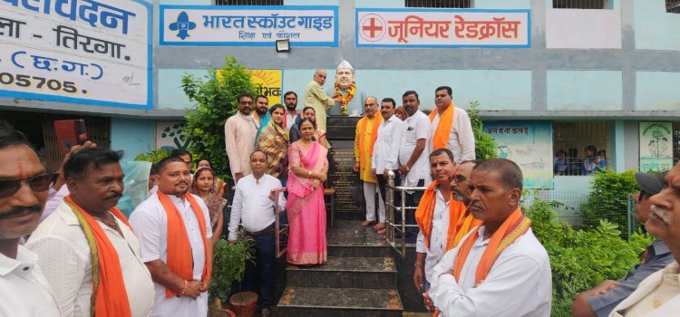 दाऊ प्यारे लाल बेलचंदन की जयंती पर श्रद्धांजलि, पौधरोपण व मेधावी छात्रों का सम्मान
