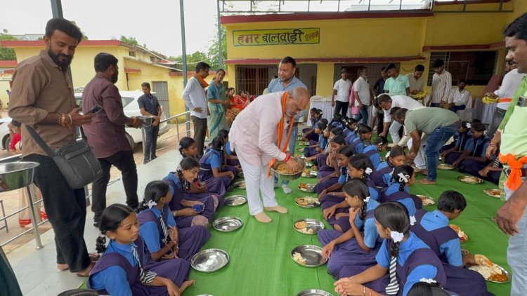विधायक ललित चंद्राकर ने बच्चों के साथ बांटी खुशी