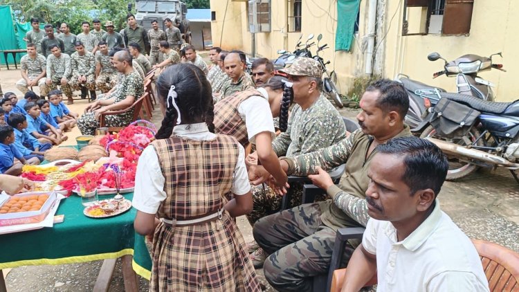 नक्सल प्रभावित क्षेत्र में तैनात सुरक्षा बलों के अधिकारी-कर्मचारियों को छात्राओं ने बांधी राखी