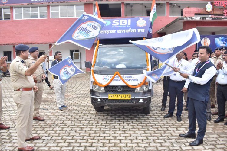 दुर्ग पुलिस और SBI की संयुक्त पहल, SSP ने साइबर जागरूकता रथ को दिखाई हरी झंडी
