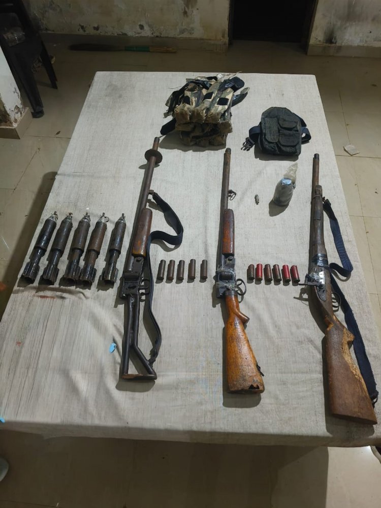 नक्सली द्वारा छिपाए गए हथियार एवं विस्फोटक सामग्री बरामद, एक माओवादी गिरफ्तार