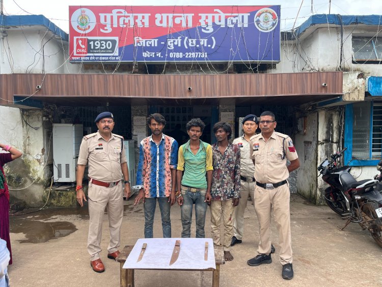 धारदार चाकू लहराकर लोगों को डराने वाले तीन आरोपी गिरफ्तार, आर्म्स एक्ट में जेल भेजे गए