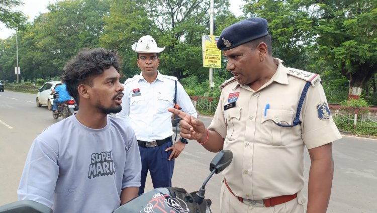 दुर्ग यातायात पुलिस की सख्त कार्रवाई शुरू, आज से  सेंट्रल एवेन्यू रोड पर हेलमेट अनिवार्य