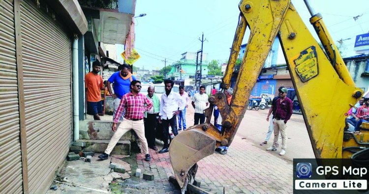निगम ने नाली के उपर से अवैध अतिक्रमण को हटाया 