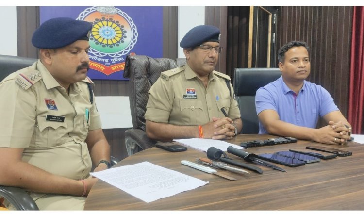 दुर्ग पुलिस की बड़ी कार्रवाई: 22 किलो गांजा के साथ अंतरराज्यीय तस्कर गिरफ्तार, ओडिशा से मुंबई ले जा रहे थे खेप
