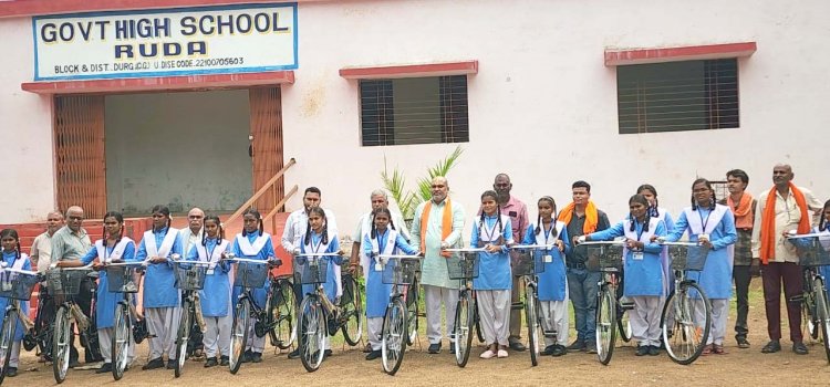दुर्ग ग्रामीण विधायक ललित चंद्राकर ने छात्राओं को बांटी साइकिलें, कहा-अब बेटियां निडर होकर पहुंचेंगी स्कूल