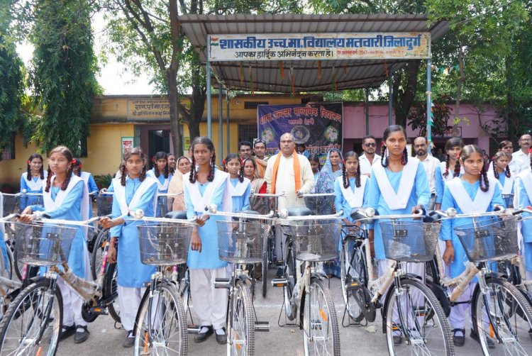 विधायक ललित चंद्राकर ने छात्राओं को दी साइकिल, कहा-हर बेटी आगे बढ़े, यही असली दीपावली